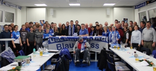 TSG-Stürmer Adam Szalai beim Gruppenfoto mit dem Rohrbacher 1899-Fanclub „Fußballfreunde Blau-Weiss“ bei der Weihnachtsfeier im vollbesetzten TSG-Fanhaus.