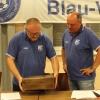 Der neue 1. Vors. Andreas Schüle überreicht seinem Amtsvorgänger Jürgen Bauer ein Abschiedsgeschenk