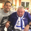Kevin signierte Norbert dessen Autogrammwünsche